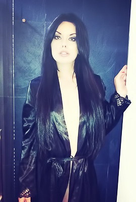 Babe pleases pussy on floor