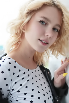 Scarlet Shows Luscious Ass And Perky Breasts