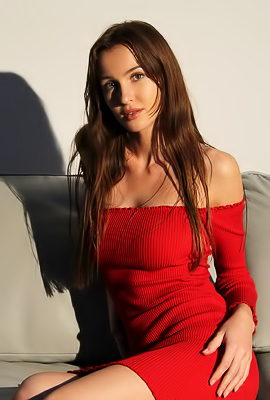 Holly Haim Reveals Her Shaved Pussy And Firm Round Ass