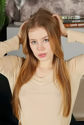 Lalli Show Off Her Lovely Legs And Hugs Her Luscious Booty