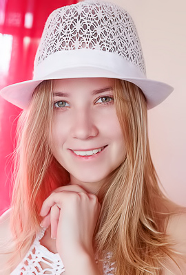 Delizi In Thigh-high Socks And Matching Sunhat