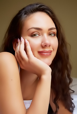 Vixi Rafi Sultry Beauty Will Mesmerize You With Her Gorgeous Green Eyes