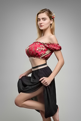 Marria Leeah undresses, revealing luscious buttocks and sexy upper body