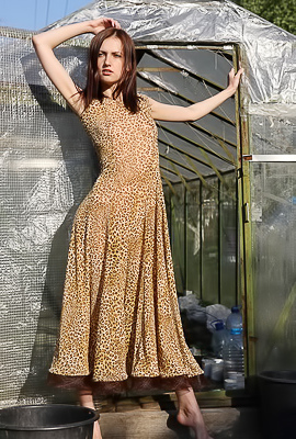 Emma Getting Naked And Enjoys Hot Days