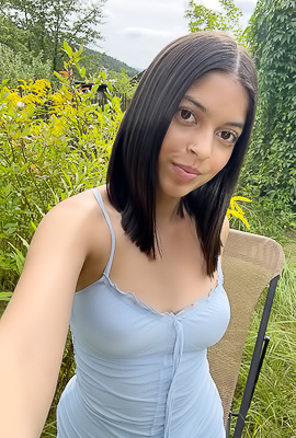 Gia Rosse Fingering Her Hungry Pussy