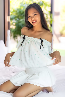 Po Share Her Naked Beauty With You For The First Time