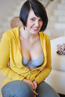 Amateur Zeba Pushing Veggies Inside Her Pussy