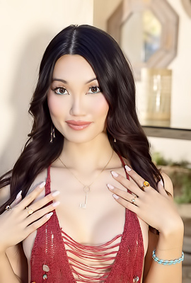 Exotic Bombshell Lucy Mochi