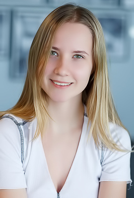 Delizi Adorable Blonde Bombshell With Curves That Captivate And A Playful Spirit