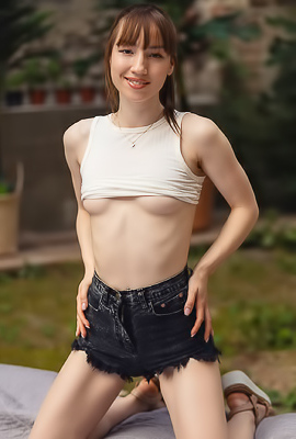 Kate Quinn Shows Off Adorable Smile Charming Arms And Legs
